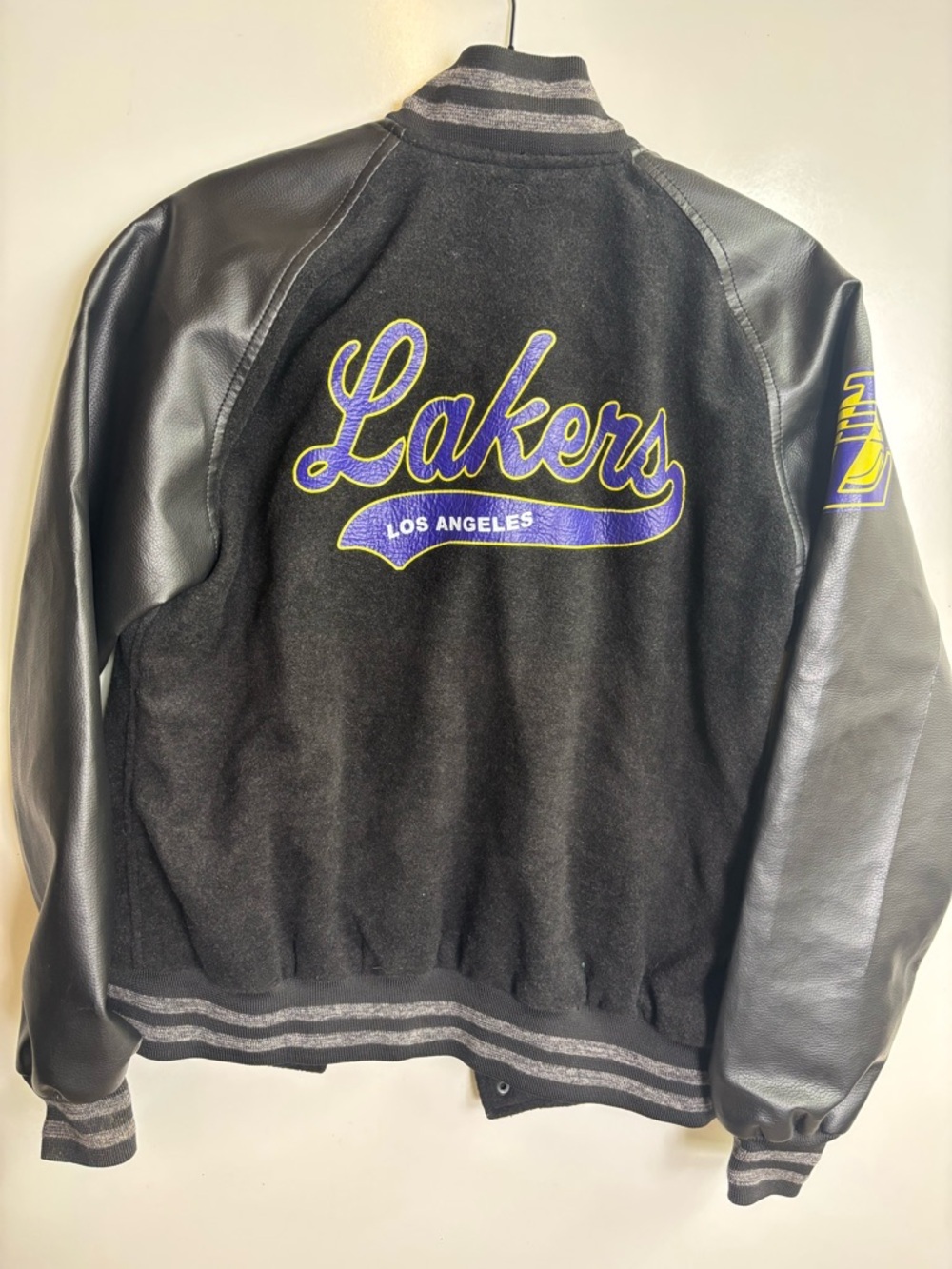 Los Angeles Lakers Varsity Jacket Mens Large Black Faux Leather Sleeves NBA Fan - Picture 6 of 7